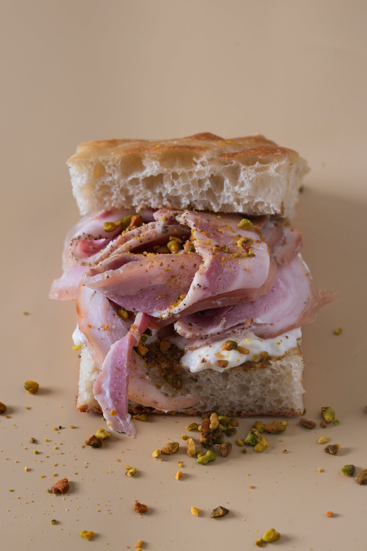 Focaccia Artesanal con Porchetta y Pistacho