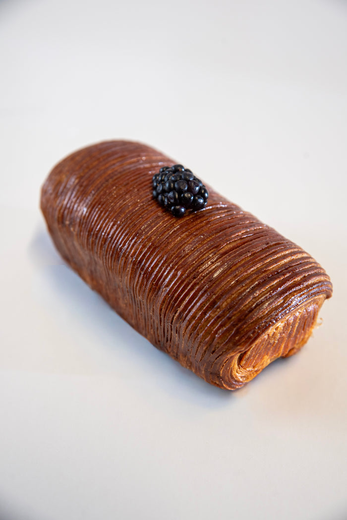Chocolate Croissant Loaf con Crème Diplomate de Mora