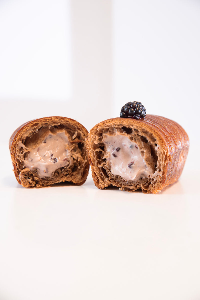 Chocolate Croissant Loaf con Crème Diplomate de Mora